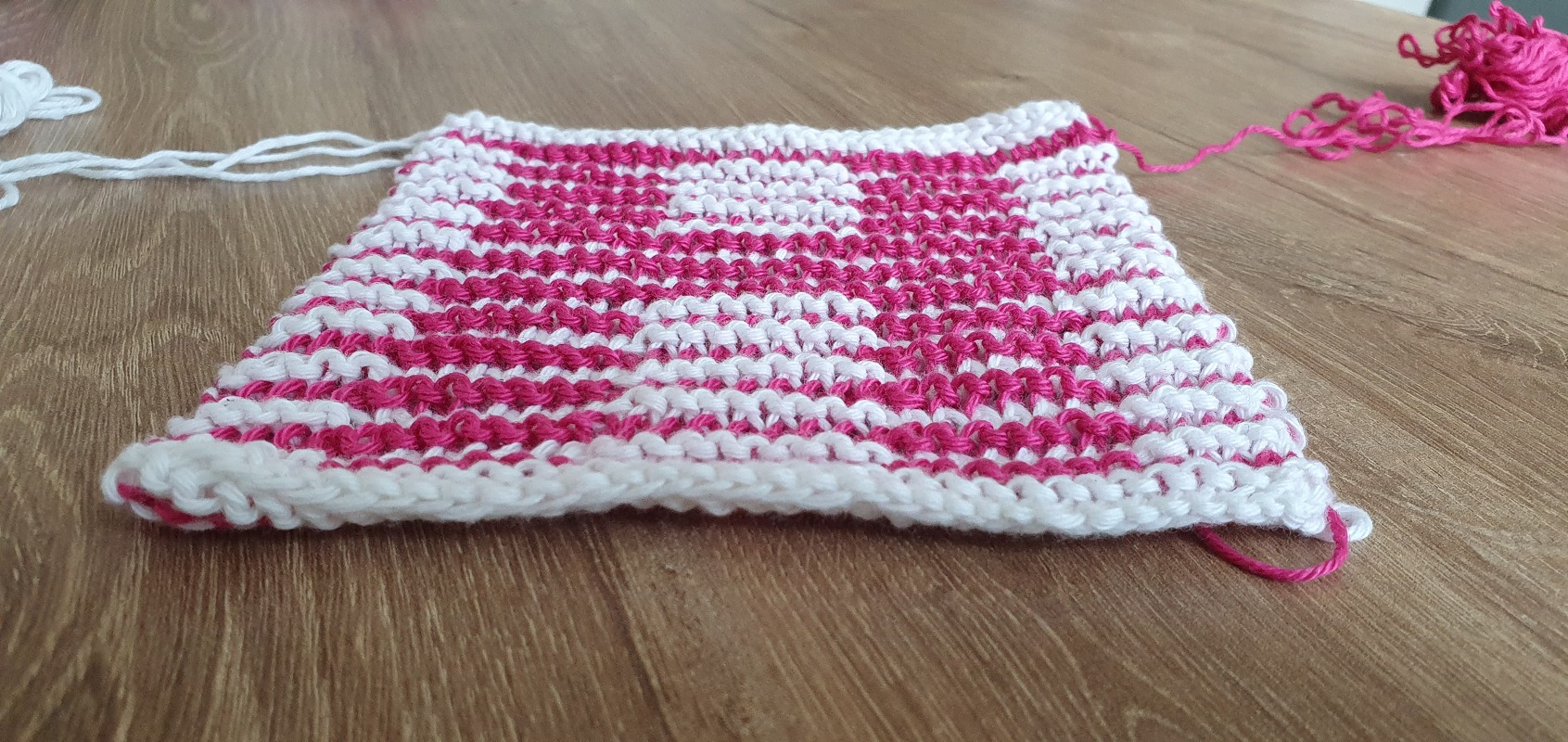 Schattenstricken, Illusionsstricken, Buchstabe "H"