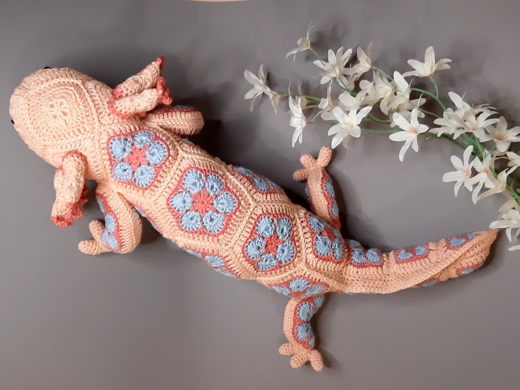 Lotta das Axolotl mit African Flowers als PDF Häkelanleitung