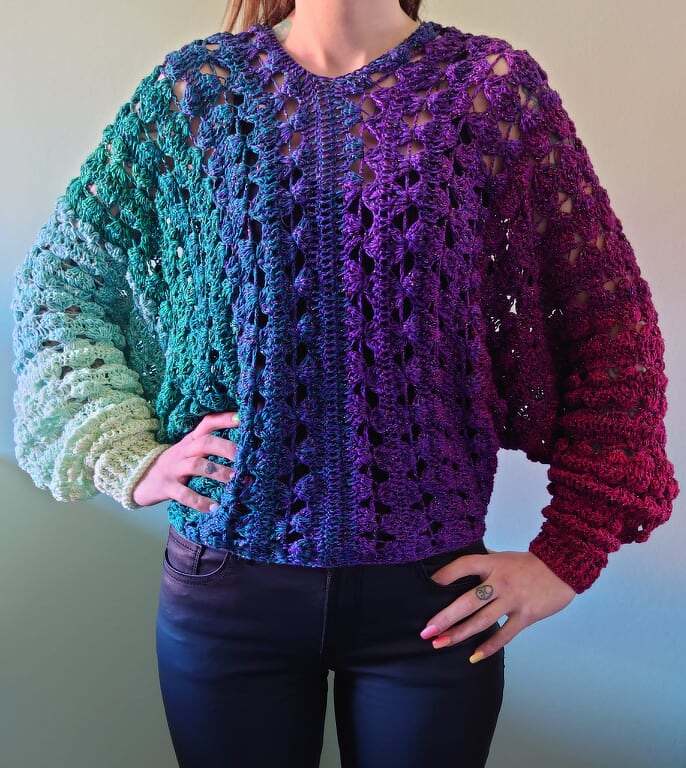 Gehäkelter Damenpullover in Farbverlauf von Mint bis Burgund mit weitem Schnitt und Lochmuster