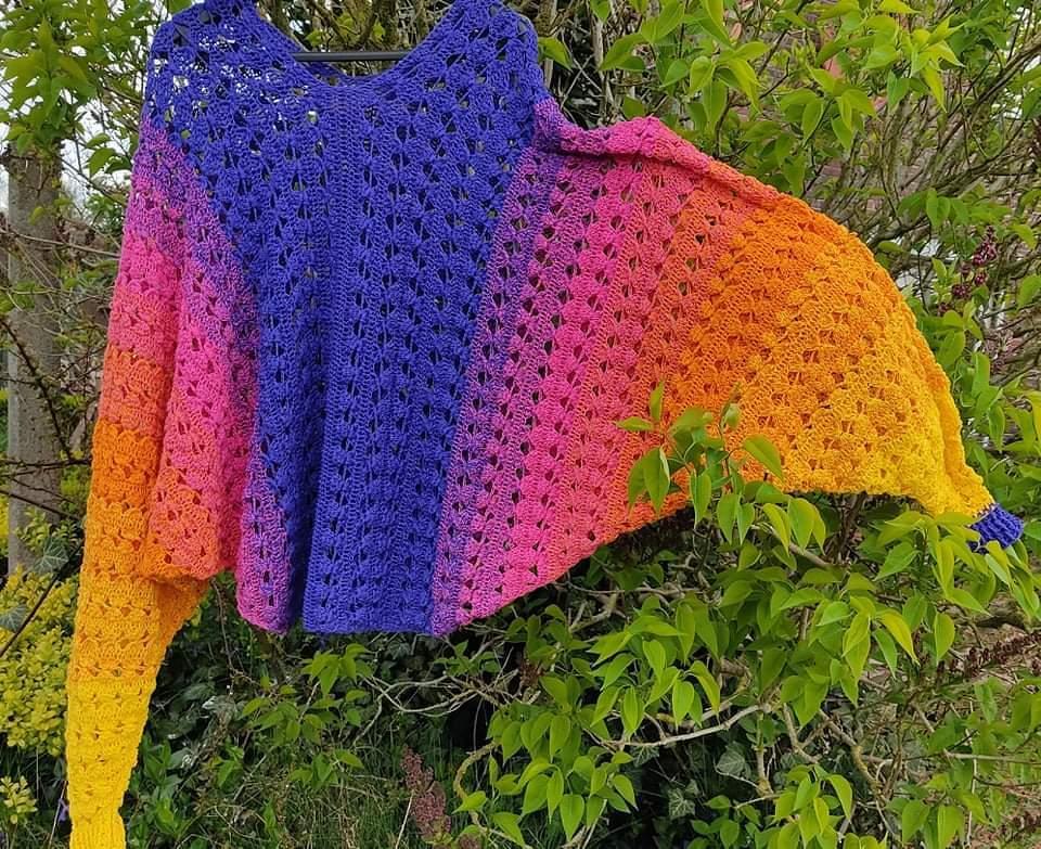 Gehäkelter Damenponcho in Blau, Pink, Orange und Gelb mit offenem Lochmuster