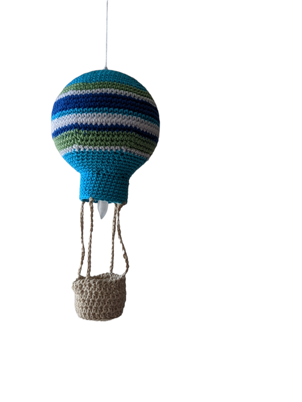 Detailansicht eines gehäkelten Heißluftballon‑Mobiles mit Korb und gedrehten Aufhängungen