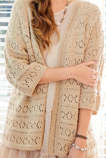 Strickanleitung: Verschlusslose Damenjacke mit Ajour-Rautenmuster in Sand