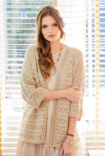 Strickanleitung: Verschlusslose Damenjacke mit Ajour-Rautenmuster in Sand
