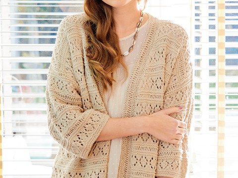 Strickanleitung: Verschlusslose Damenjacke mit Ajour-Rautenmuster in Sand