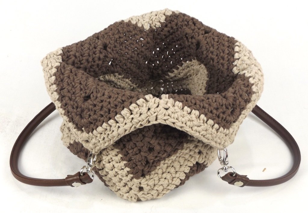 Gehäkelte Umhängetasche in Braun und Beige mit Zickzack-Muster, Draufsicht, braune Griffe mit silbernen Karabinern