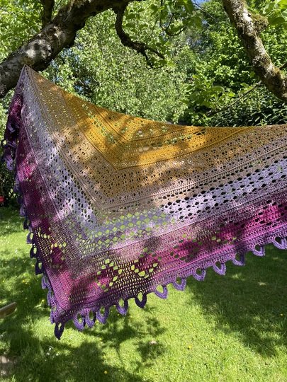 Häkelanleitung flaches Dreieckstuch "Pfirsichreise"