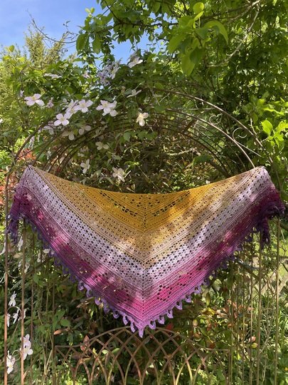 Häkelanleitung flaches Dreieckstuch "Pfirsichreise"