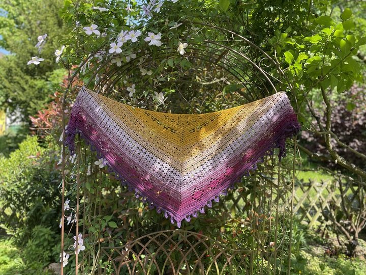 Häkelanleitung flaches Dreieckstuch "Pfirsichreise"