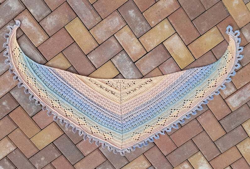 Häkelanleitung flaches Dreieckstuch "Pfirsichreise"