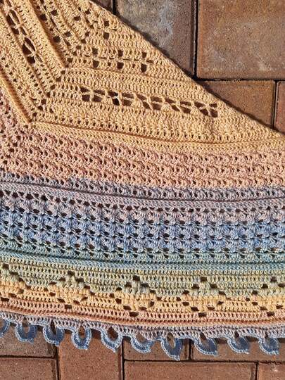 Häkelanleitung flaches Dreieckstuch "Pfirsichreise"