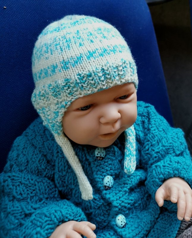 Strickanleitung Babymütze mit Ohrläppchen / Ohrenklappen