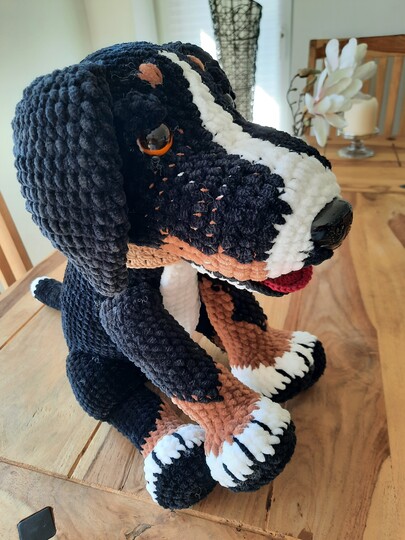 DIY Häkelanleitung für einen kuscheligen Berner Sennenhund