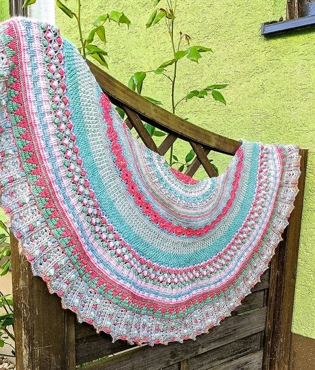 "Mali" - halbrundes abwechslungsreiches Häkeltuch