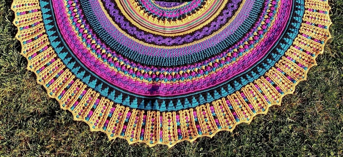 "Mali" - halbrundes abwechslungsreiches Häkeltuch
