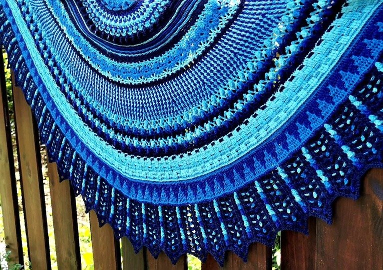 "Mali" - halbrundes abwechslungsreiches Häkeltuch