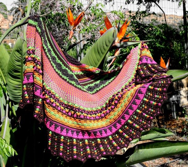 "Mali" - halbrundes abwechslungsreiches Häkeltuch