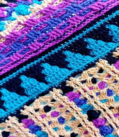 "Mali" - halbrundes abwechslungsreiches Häkeltuch