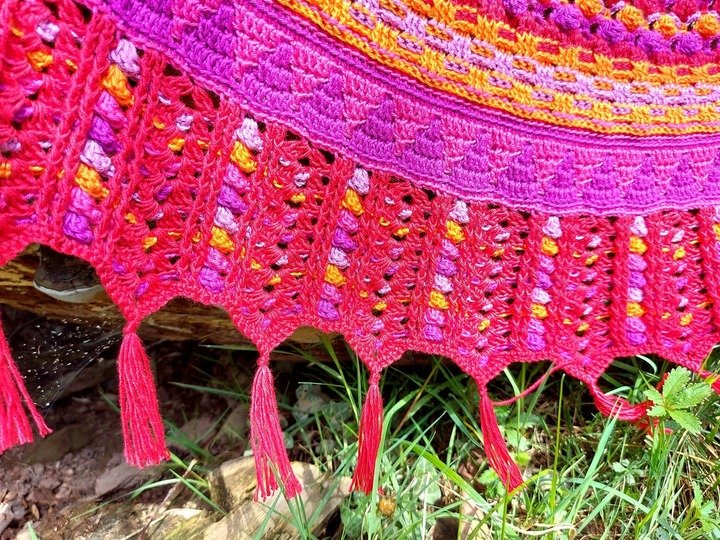 "Mali" - halbrundes abwechslungsreiches Häkeltuch