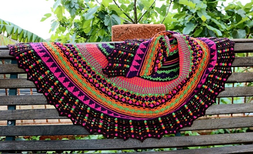 "Mali" - halbrundes abwechslungsreiches Häkeltuch