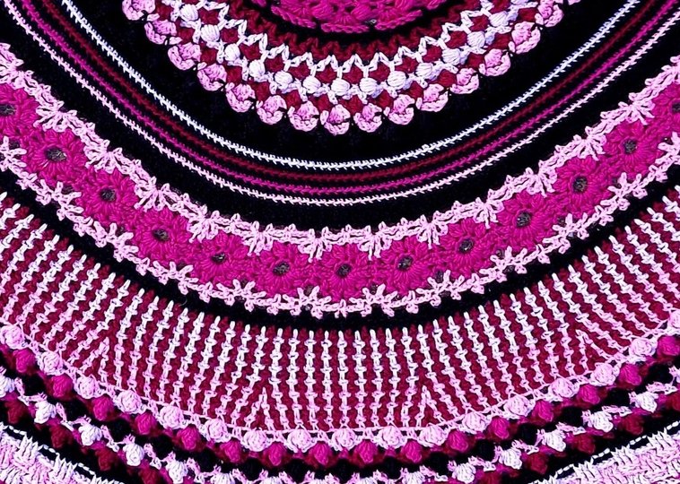 "Mali" - halbrundes abwechslungsreiches Häkeltuch