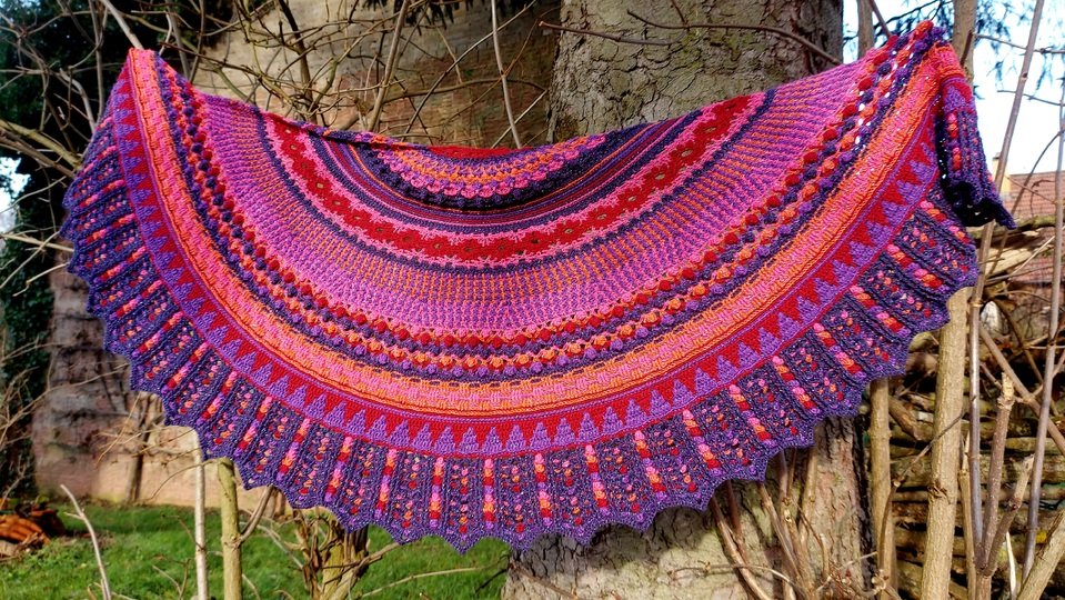 "Mali" - halbrundes abwechslungsreiches Häkeltuch