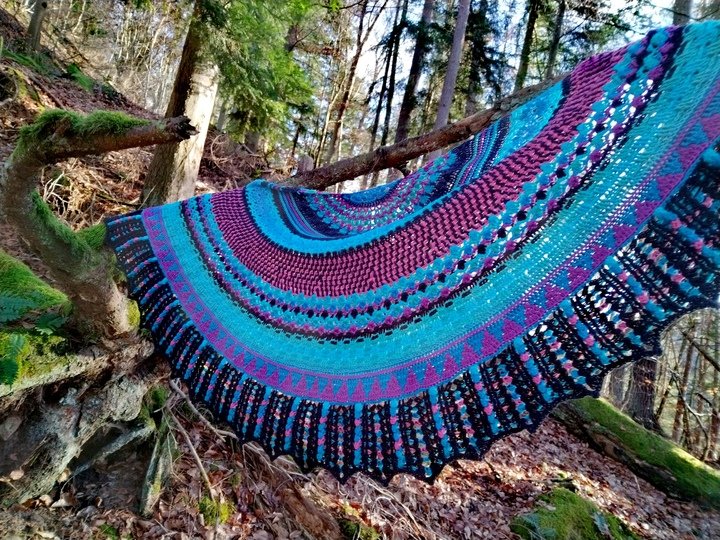 "Mali" - halbrundes abwechslungsreiches Häkeltuch