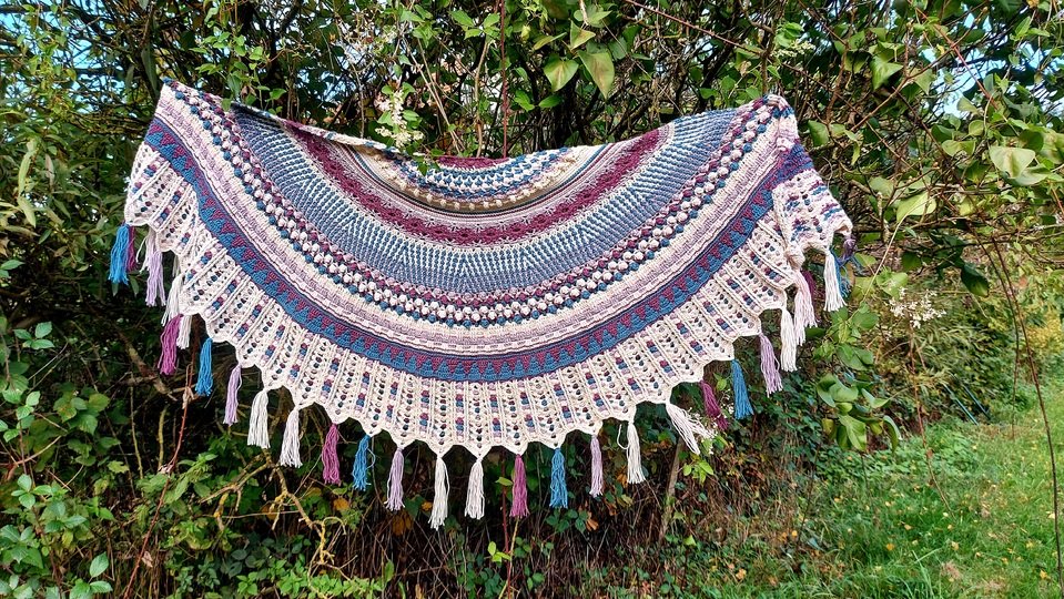 "Mali" - halbrundes abwechslungsreiches Häkeltuch