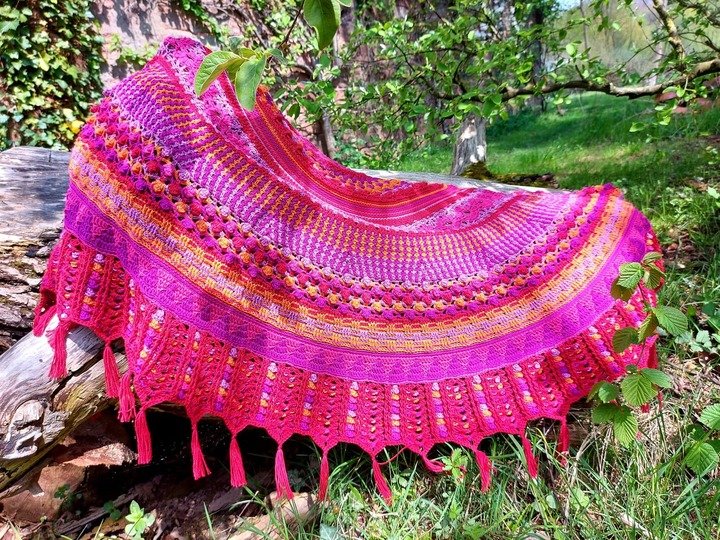 "Mali" - halbrundes abwechslungsreiches Häkeltuch