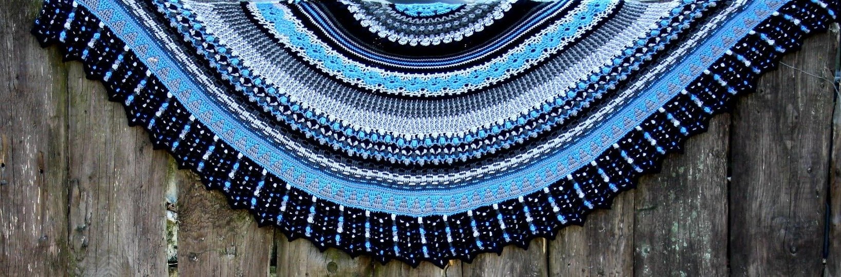 "Mali" - halbrundes abwechslungsreiches Häkeltuch