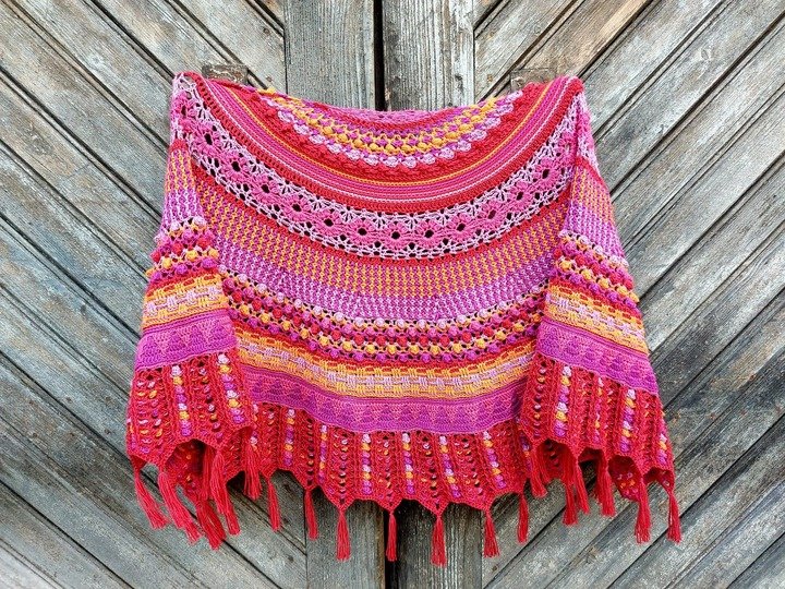 "Mali" - halbrundes abwechslungsreiches Häkeltuch