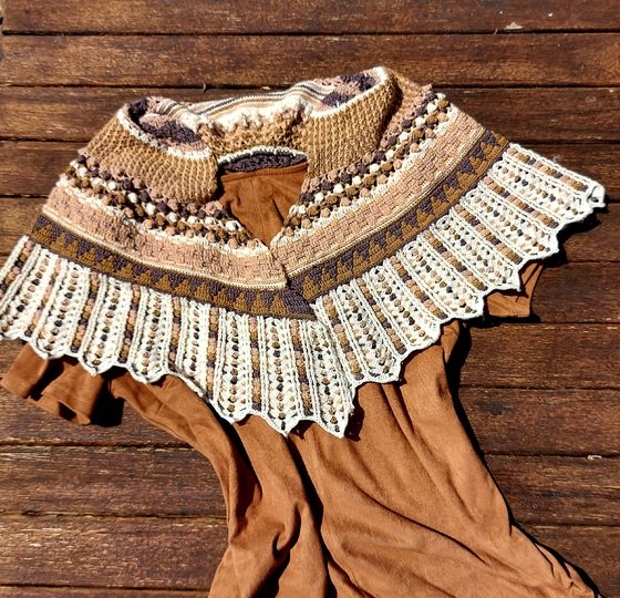"Mali" - halbrundes abwechslungsreiches Häkeltuch