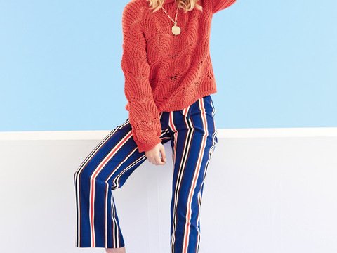 Strickanleitung. Korallefarbener Pulli im Ajour-Patentmuster