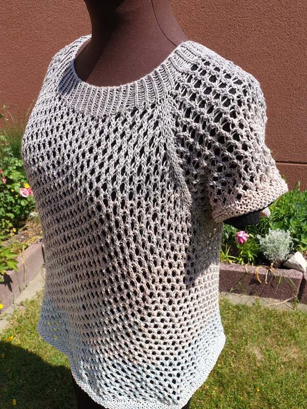 Gestricktes Damen-Top in Hellgrau bis Hellblau mit offenem Ajourmuster, kurzen Ärmeln und geripptem Rundhalsausschnitt auf einem Mannequin.