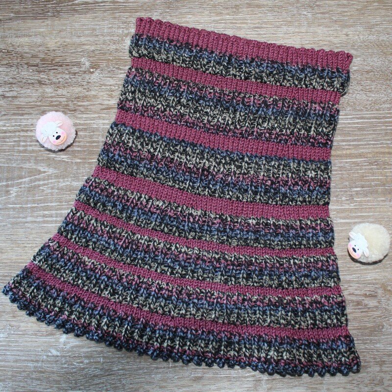 Gestrickter Loop-Schal in melierten Streifen mit altrosa Streifen und gewelltem Saum