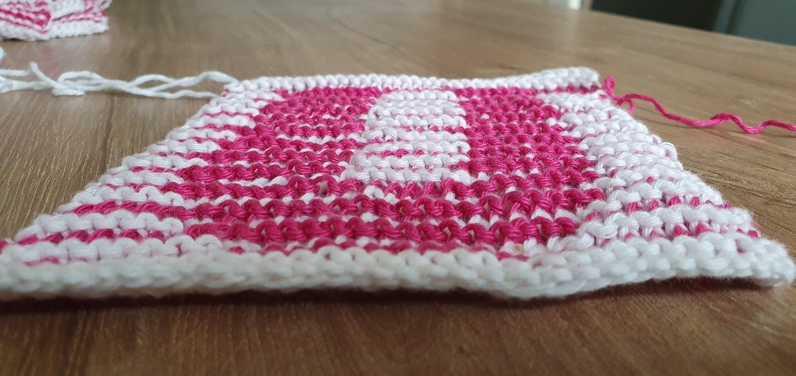 Schattenstricken, Illusionsstricken, Buchstabe "U"