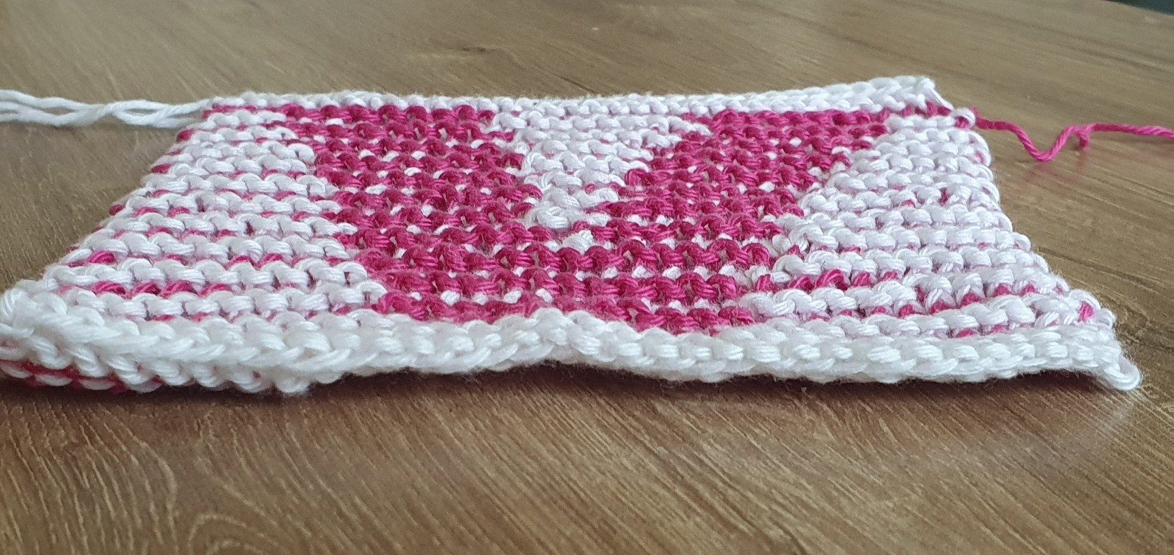 Schattenstricken, Illusionsstricken, Buchstabe "V"