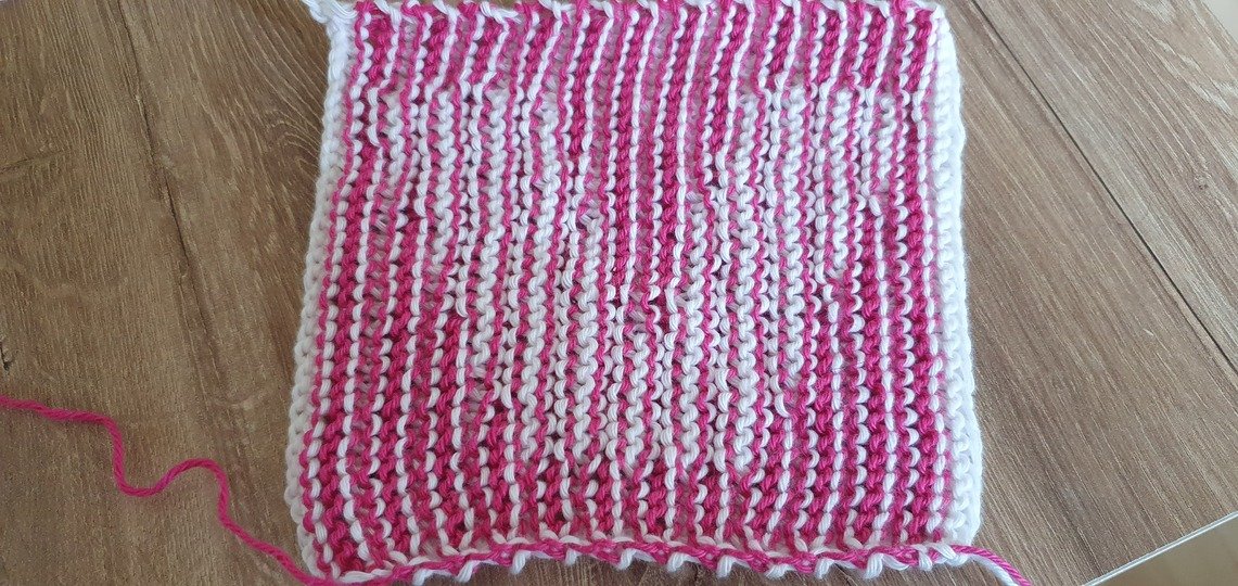 Schattenstricken, Illusionsstricken, Buchstabe "V"