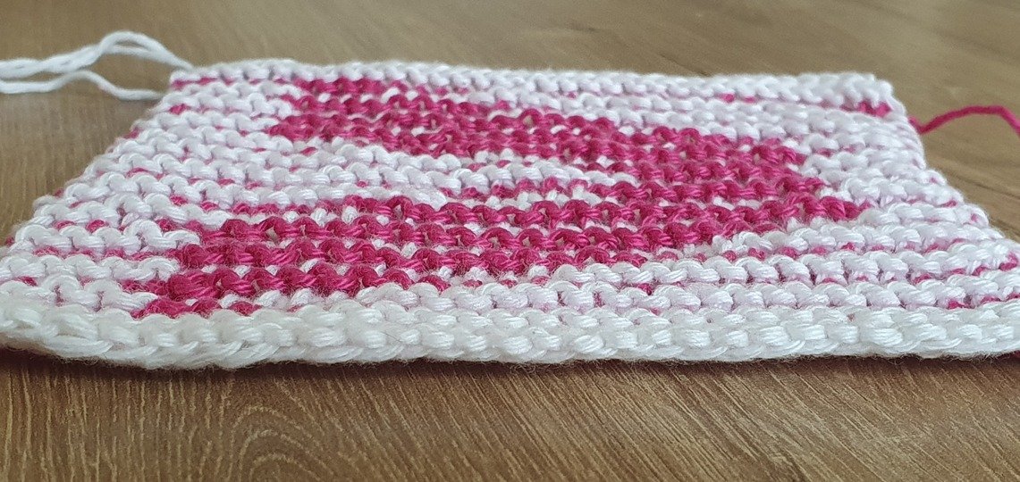 Schattenstricken, Illusionsstricken, Buchstabe "V"