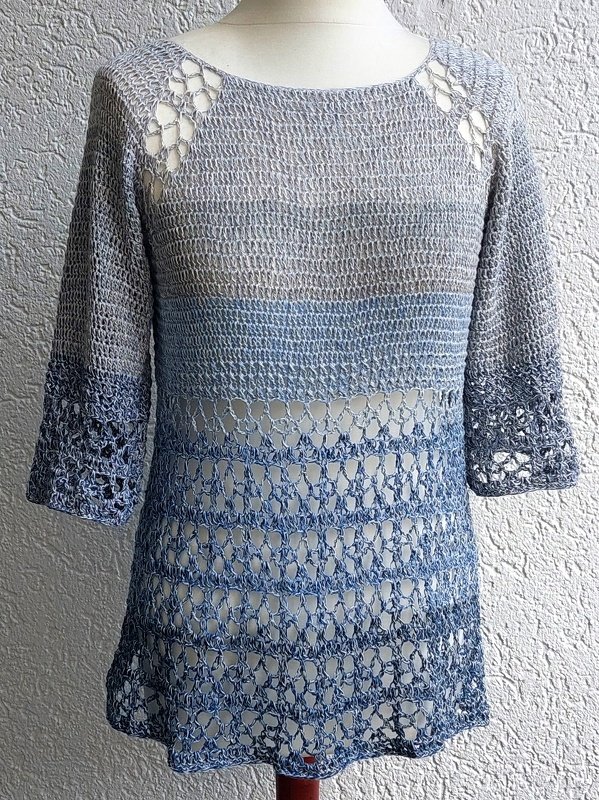Gehäkeltes Damen-Oberteil mit grau-blauem Ombre und Lochmuster auf Schaufensterpuppe