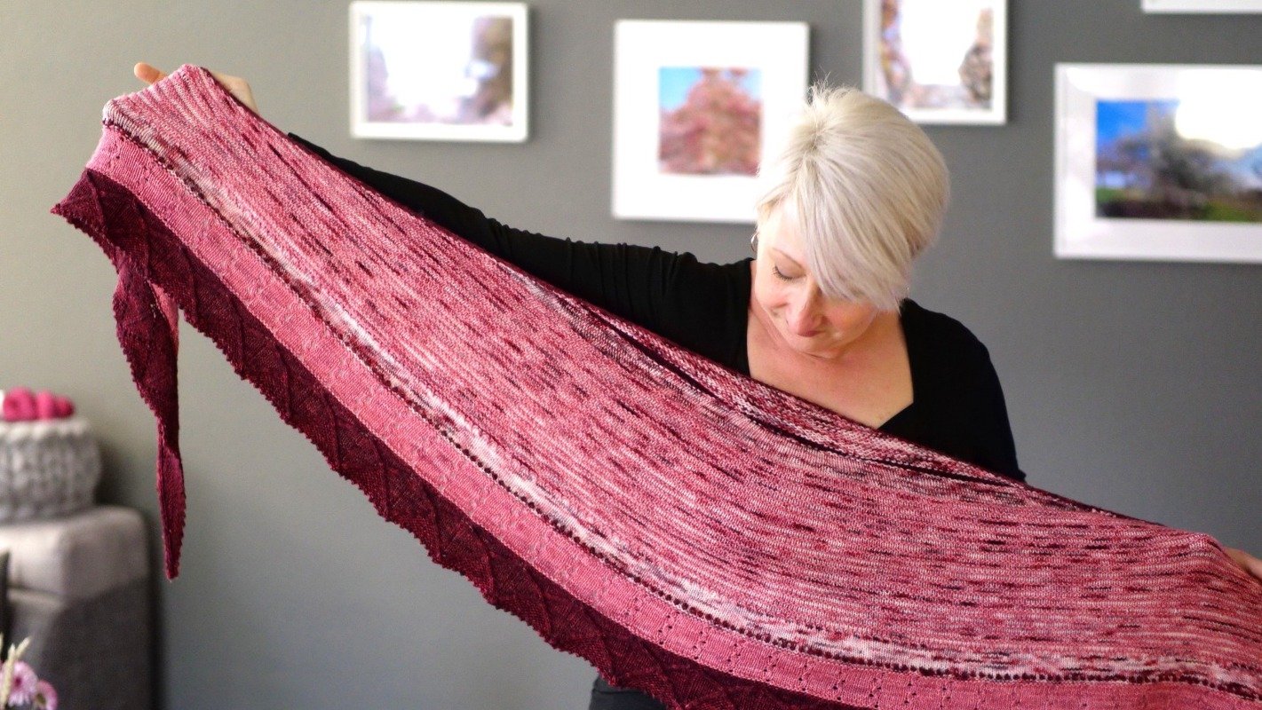 Nadelgeklapper im Rosengarten, halbmondförmiges dreifarbiges Tuch