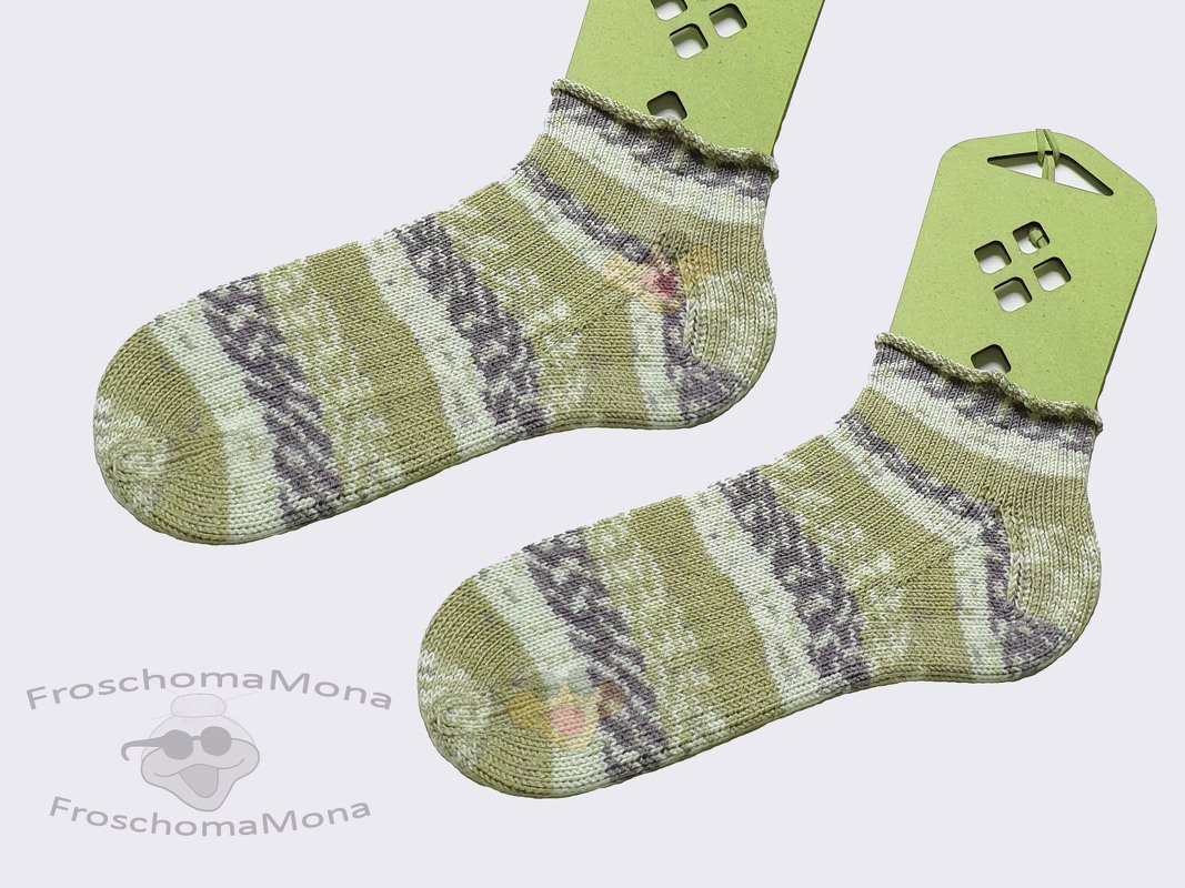 Paar gestrickter Kurzsocken in Olivgrün und Hellgrau mit Streifenmuster und Rüschensaum