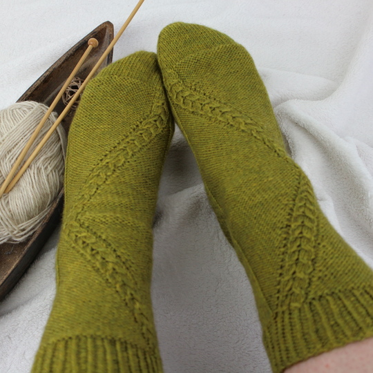 Strickanleitung Socken mit Zopfmuster und Strukturmuster - Damensocken