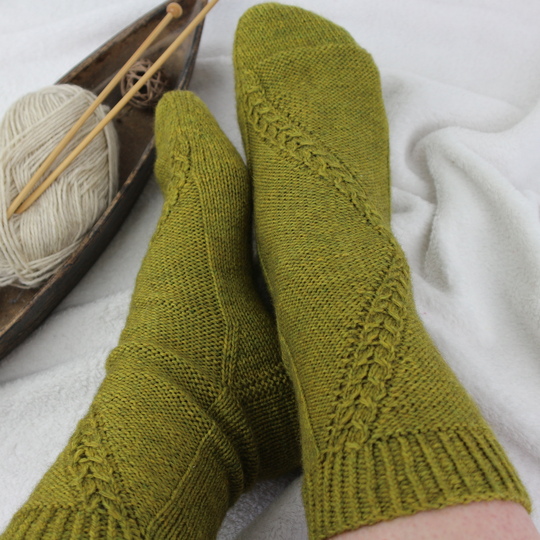 Strickanleitung Socken mit Zopfmuster und Strukturmuster - Damensocken