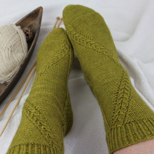 Strickanleitung Socken mit Zopfmuster und Strukturmuster - Damensocken