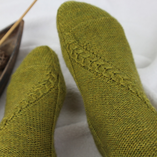 Strickanleitung Socken mit Zopfmuster und Strukturmuster - Damensocken