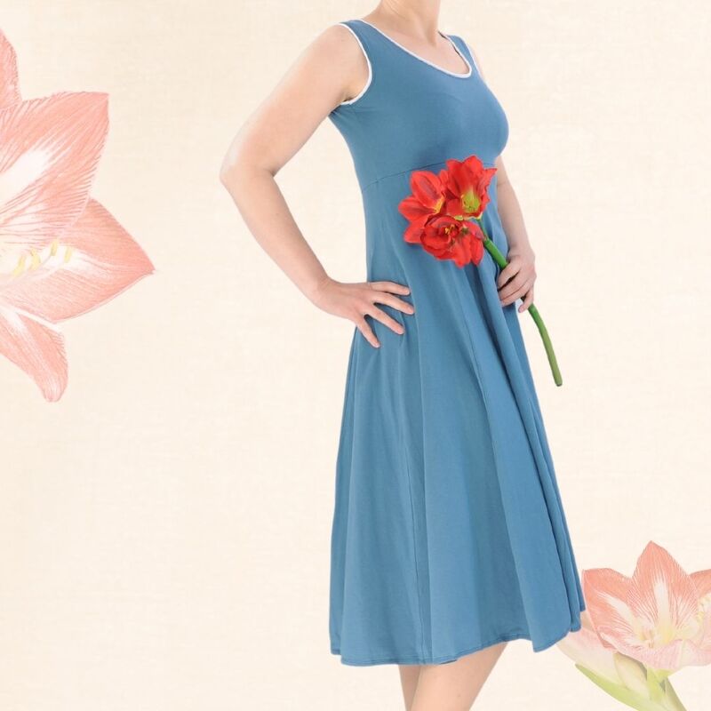 Ärmelloses blaues Midikleid mit rundem Ausschnitt, gehalten von einer Person mit roter Blume