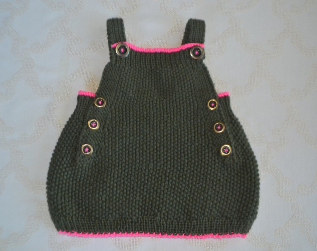 Dunkelgrüner gestrickter Babystrampler mit pinken Zierkanten und Schulter- sowie Seitenknöpfen