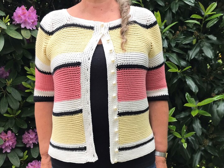 Häkeljacke mit halbem Arm und Perlenknöpfen - Häkelanleitung