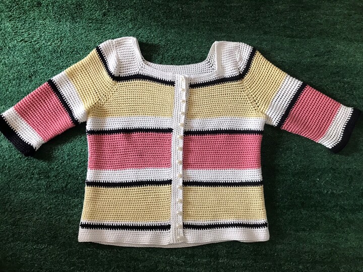 Häkeljacke mit halbem Arm und Perlenknöpfen - Häkelanleitung