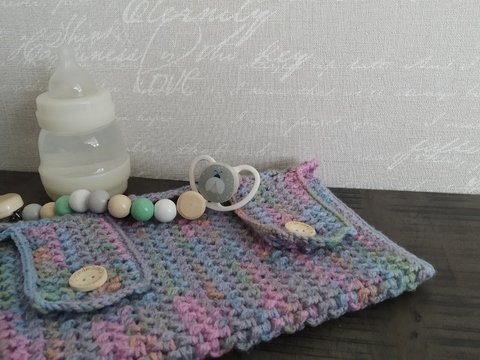 Praktische Wickeltasche für unterwegs häkeln - Bunte Begleitung für Eltern